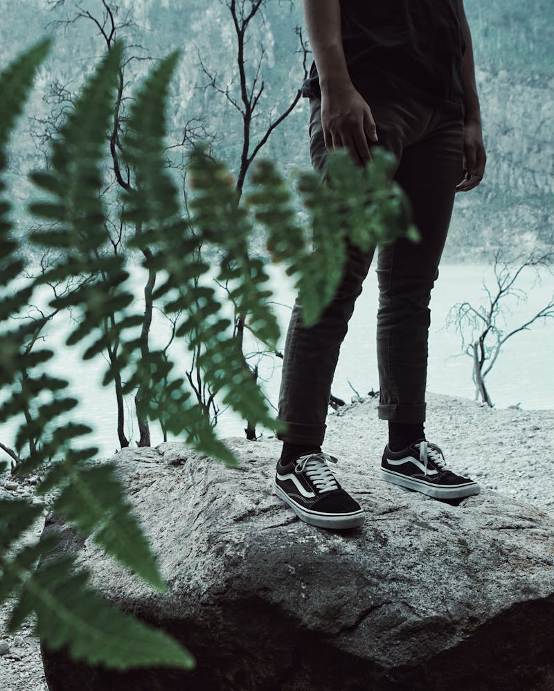 man with flat feet wearing vans